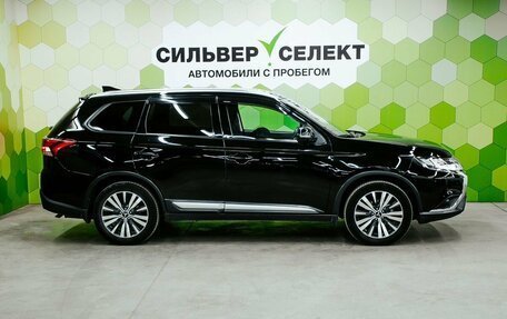 Mitsubishi Outlander III рестайлинг 3, 2019 год, 2 200 000 рублей, 8 фотография