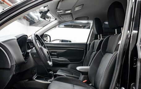 Mitsubishi Outlander III рестайлинг 3, 2019 год, 2 200 000 рублей, 12 фотография