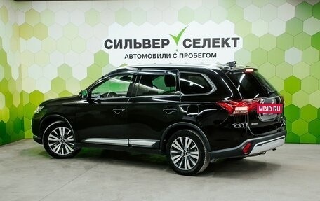 Mitsubishi Outlander III рестайлинг 3, 2019 год, 2 200 000 рублей, 6 фотография