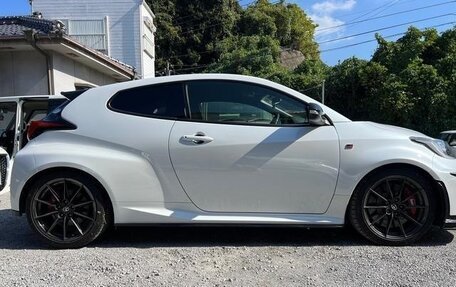 Toyota Yaris, 2022 год, 2 580 000 рублей, 3 фотография