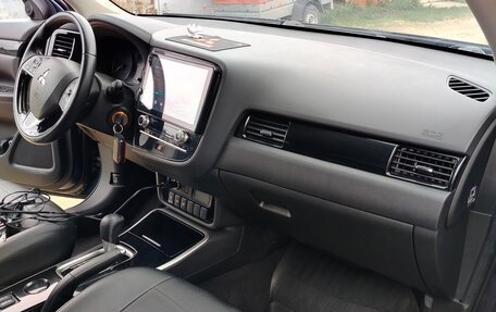 Mitsubishi Outlander III рестайлинг 3, 2021 год, 2 450 000 рублей, 2 фотография