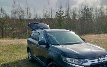 Mitsubishi Outlander III рестайлинг 3, 2021 год, 2 450 000 рублей, 3 фотография