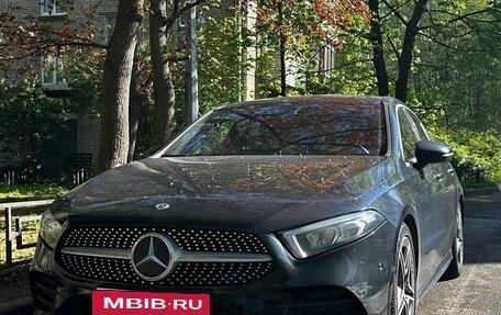 Mercedes-Benz A-Класс, 2019 год, 2 450 000 рублей, 2 фотография
