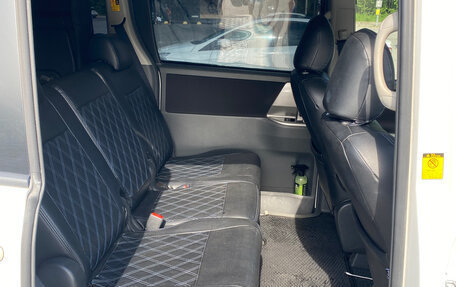 Toyota Voxy II, 2010 год, 1 695 000 рублей, 2 фотография