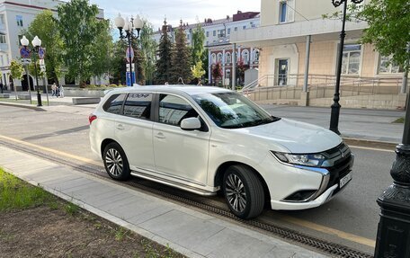 Mitsubishi Outlander III рестайлинг 3, 2022 год, 2 415 000 рублей, 3 фотография