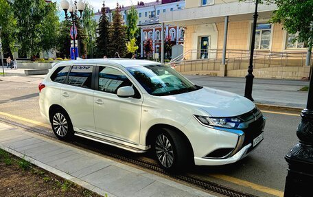 Mitsubishi Outlander III рестайлинг 3, 2022 год, 2 415 000 рублей, 4 фотография