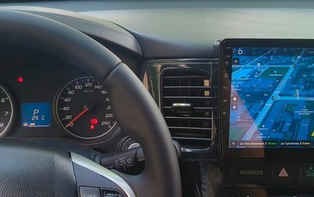Mitsubishi Outlander III рестайлинг 3, 2022 год, 2 415 000 рублей, 5 фотография