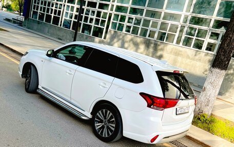Mitsubishi Outlander III рестайлинг 3, 2022 год, 2 415 000 рублей, 7 фотография