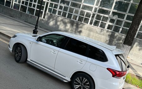Mitsubishi Outlander III рестайлинг 3, 2022 год, 2 415 000 рублей, 11 фотография