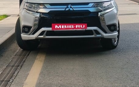 Mitsubishi Outlander III рестайлинг 3, 2022 год, 2 415 000 рублей, 10 фотография