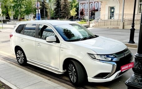 Mitsubishi Outlander III рестайлинг 3, 2022 год, 2 415 000 рублей, 9 фотография