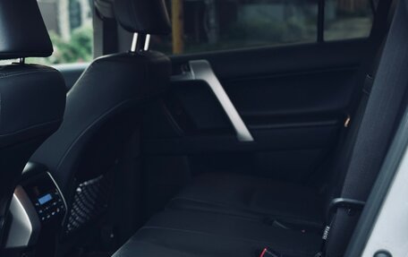 Toyota Land Cruiser Prado 150 рестайлинг 2, 2021 год, 6 900 000 рублей, 7 фотография