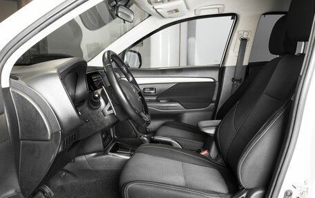 Mitsubishi Outlander III рестайлинг 3, 2018 год, 2 090 000 рублей, 11 фотография