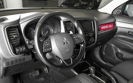 Mitsubishi Outlander III рестайлинг 3, 2018 год, 2 090 000 рублей, 3 фотография