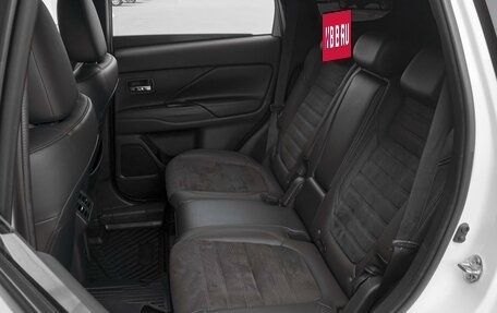 Mitsubishi Outlander III рестайлинг 3, 2022 год, 2 799 000 рублей, 9 фотография