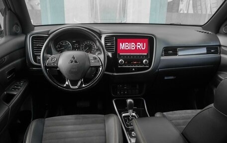 Mitsubishi Outlander III рестайлинг 3, 2022 год, 2 799 000 рублей, 6 фотография