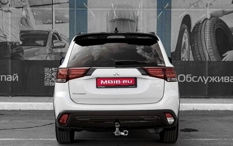 Mitsubishi Outlander III рестайлинг 3, 2022 год, 2 799 000 рублей, 4 фотография