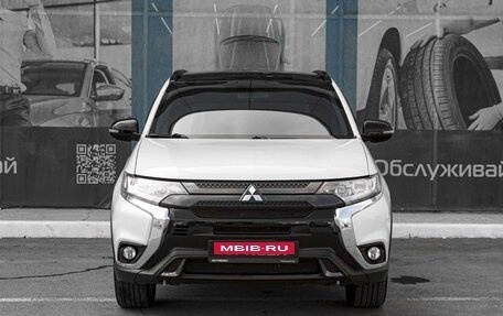 Mitsubishi Outlander III рестайлинг 3, 2022 год, 2 799 000 рублей, 3 фотография