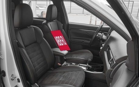 Mitsubishi Outlander III рестайлинг 3, 2022 год, 2 799 000 рублей, 8 фотография