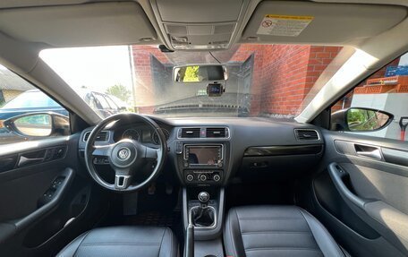 Volkswagen Jetta VI, 2011 год, 1 000 000 рублей, 12 фотография