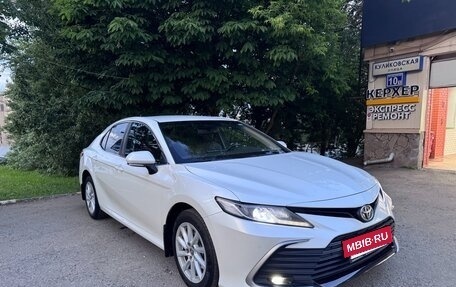 Toyota Camry, 2022 год, 2 700 000 рублей, 2 фотография