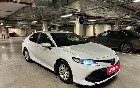 Toyota Camry, 2021 год, 1 985 000 рублей, 2 фотография
