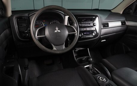 Mitsubishi Outlander III рестайлинг 3, 2013 год, 1 575 000 рублей, 6 фотография