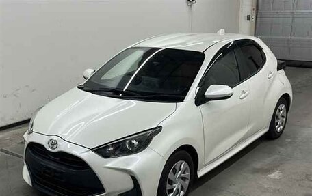 Toyota Yaris, 2021 год, 1 090 000 рублей, 2 фотография