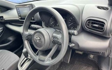 Toyota Yaris, 2021 год, 1 090 000 рублей, 3 фотография