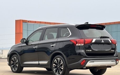 Mitsubishi Outlander III рестайлинг 3, 2021 год, 2 255 000 рублей, 6 фотография