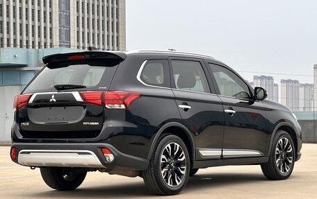 Mitsubishi Outlander III рестайлинг 3, 2021 год, 2 255 000 рублей, 5 фотография