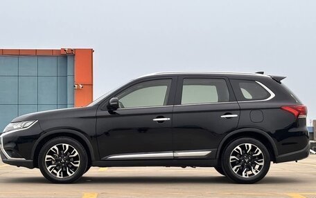 Mitsubishi Outlander III рестайлинг 3, 2021 год, 2 255 000 рублей, 7 фотография