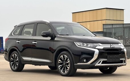 Mitsubishi Outlander III рестайлинг 3, 2021 год, 2 255 000 рублей, 3 фотография