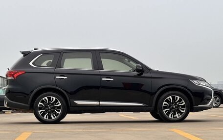 Mitsubishi Outlander III рестайлинг 3, 2021 год, 2 255 000 рублей, 8 фотография