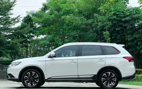 Mitsubishi Outlander III рестайлинг 3, 2021 год, 1 825 000 рублей, 7 фотография