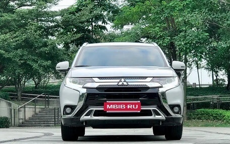Mitsubishi Outlander III рестайлинг 3, 2021 год, 1 825 000 рублей, 2 фотография