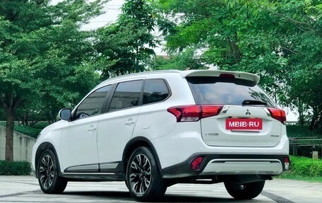 Mitsubishi Outlander III рестайлинг 3, 2021 год, 1 825 000 рублей, 6 фотография