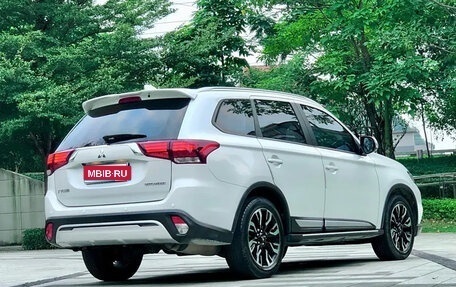 Mitsubishi Outlander III рестайлинг 3, 2021 год, 1 825 000 рублей, 5 фотография