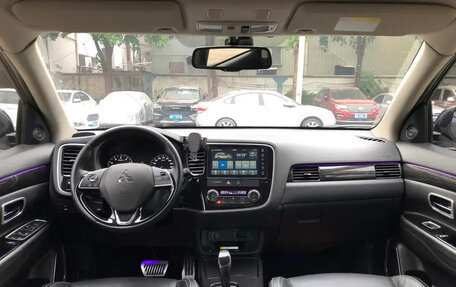 Mitsubishi Outlander III рестайлинг 3, 2021 год, 1 825 000 рублей, 12 фотография