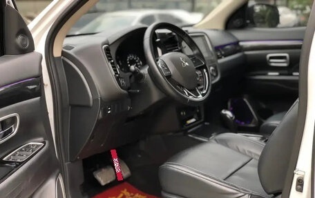 Mitsubishi Outlander III рестайлинг 3, 2021 год, 1 825 000 рублей, 10 фотография