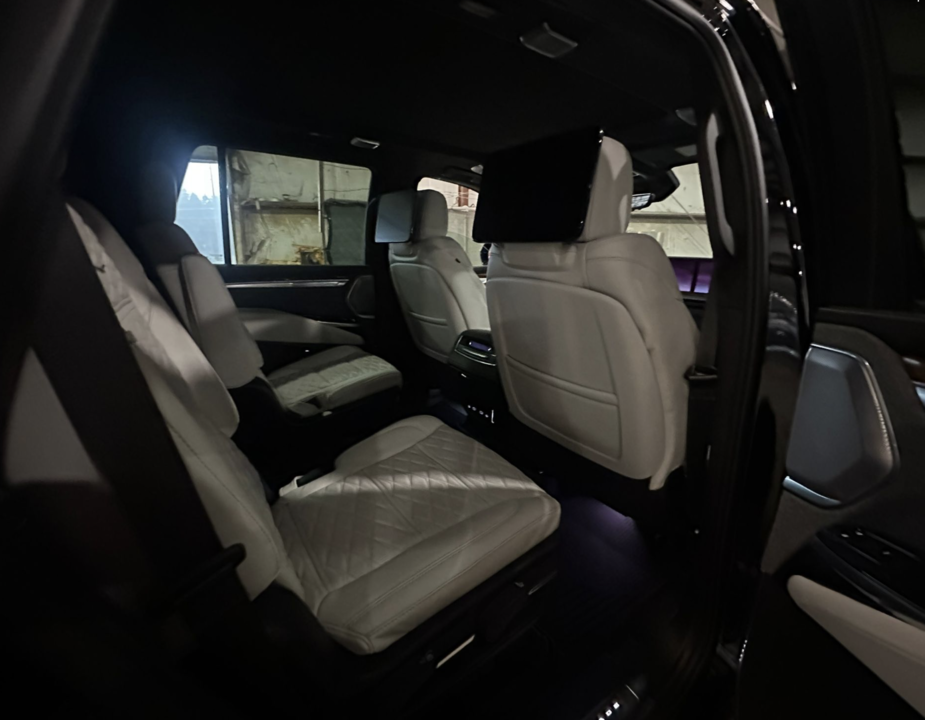 Cadillac Escalade V, 2024 год, 23 000 000 рублей, 12 фотография
