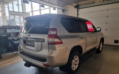 Toyota Land Cruiser Prado 150 рестайлинг 2, 2017 год, 3 490 000 рублей, 6 фотография