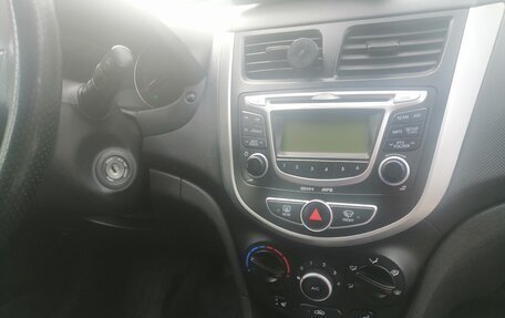 Hyundai Solaris II рестайлинг, 2012 год, 650 000 рублей, 9 фотография