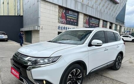 Mitsubishi Outlander III рестайлинг 3, 2022 год, 2 000 000 рублей, 1 фотография