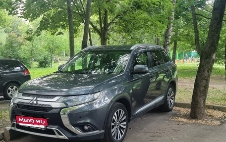 Mitsubishi Outlander III рестайлинг 3, 2018 год, 2 200 000 рублей, 2 фотография