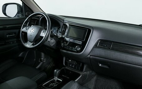 Mitsubishi Outlander III рестайлинг 3, 2018 год, 1 990 000 рублей, 10 фотография