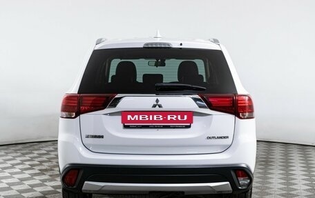 Mitsubishi Outlander III рестайлинг 3, 2018 год, 1 990 000 рублей, 6 фотография