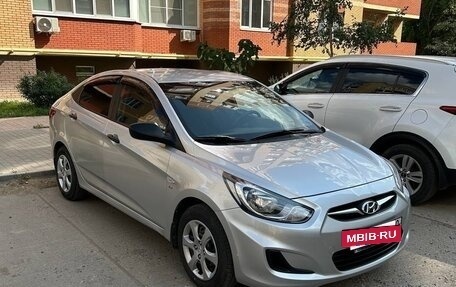 Hyundai Solaris II рестайлинг, 2012 год, 830 000 рублей, 2 фотография
