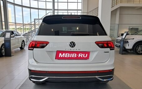 Volkswagen Tiguan II, 2021 год, 3 242 000 рублей, 6 фотография