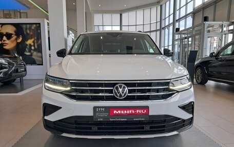 Volkswagen Tiguan II, 2021 год, 3 242 000 рублей, 2 фотография